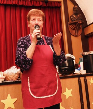 Angelca Maček  je predstavila izdelke gospodinj